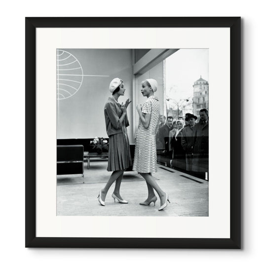 "Wir da drin, Ihr da draussen" Christa und Gitta im Pan Am Office, Paris 1958