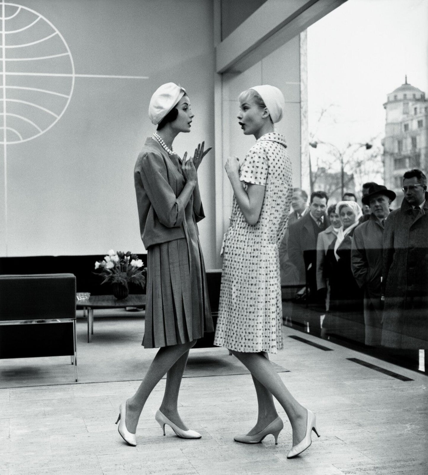 "Wir da drin, Ihr da draussen" Christa und Gitta im Pan Am Office, Paris 1958